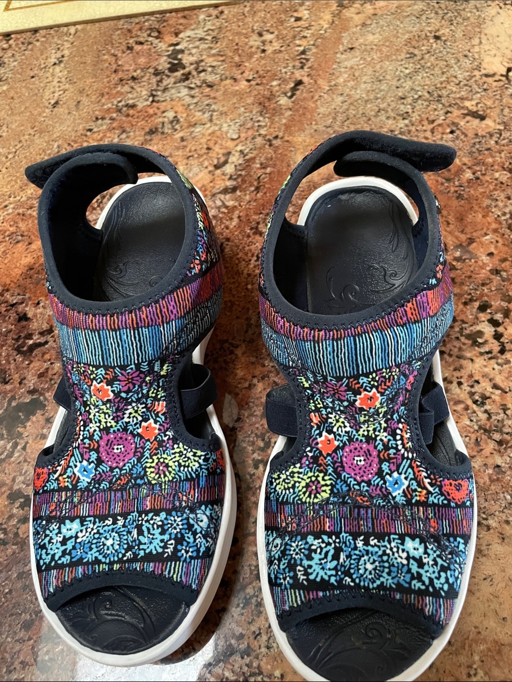 BZees DREAM Gently Worn Print Sandals with Velcro Back Size 8